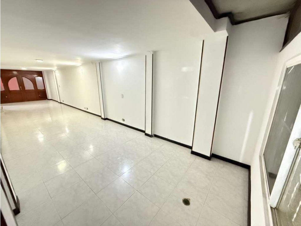 (AC) SE VENDE AMPLIA CASA EN BARRIO LA HACIENDA — foto 2