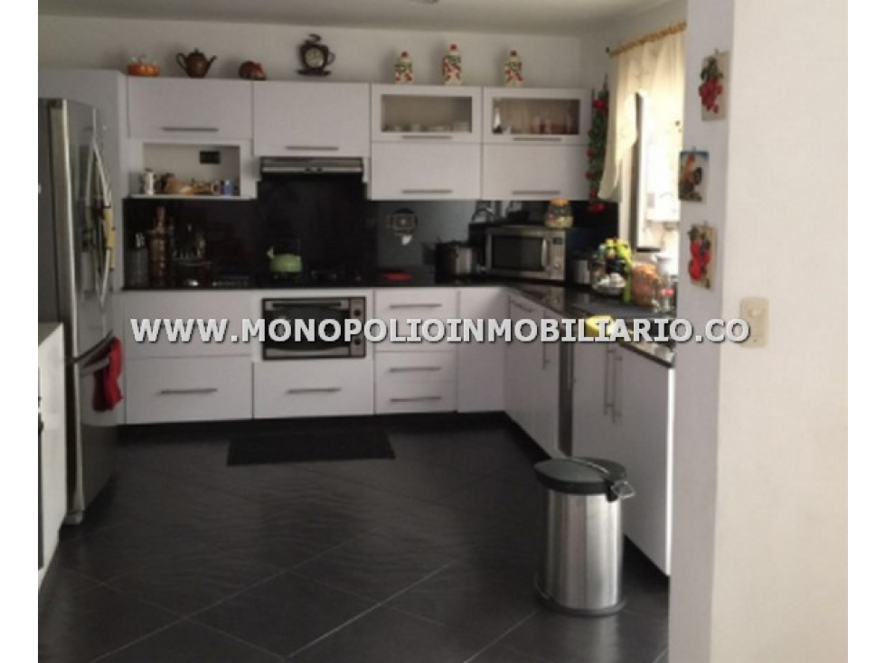 ACOGEDORA CASA UNIFAMILIAR EN VENTA - SECTOR BELÉN COD: 8095
