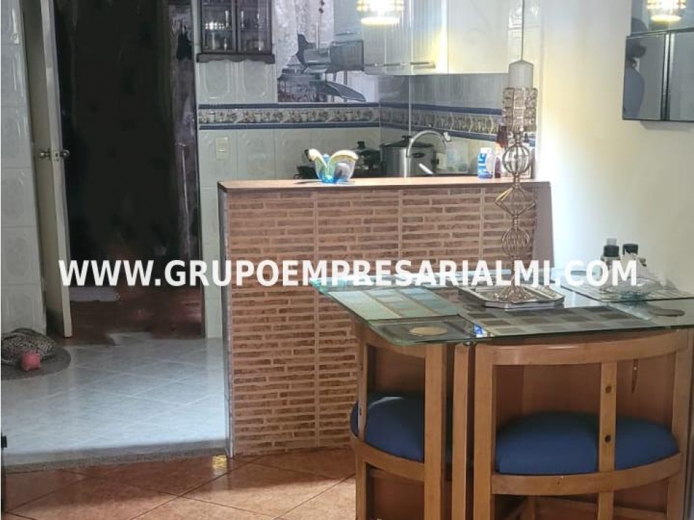 ACOGEDORA CASA UNIFAMILIAR EN VENTA - SECTOR EL DIAMANTE COD: 33302