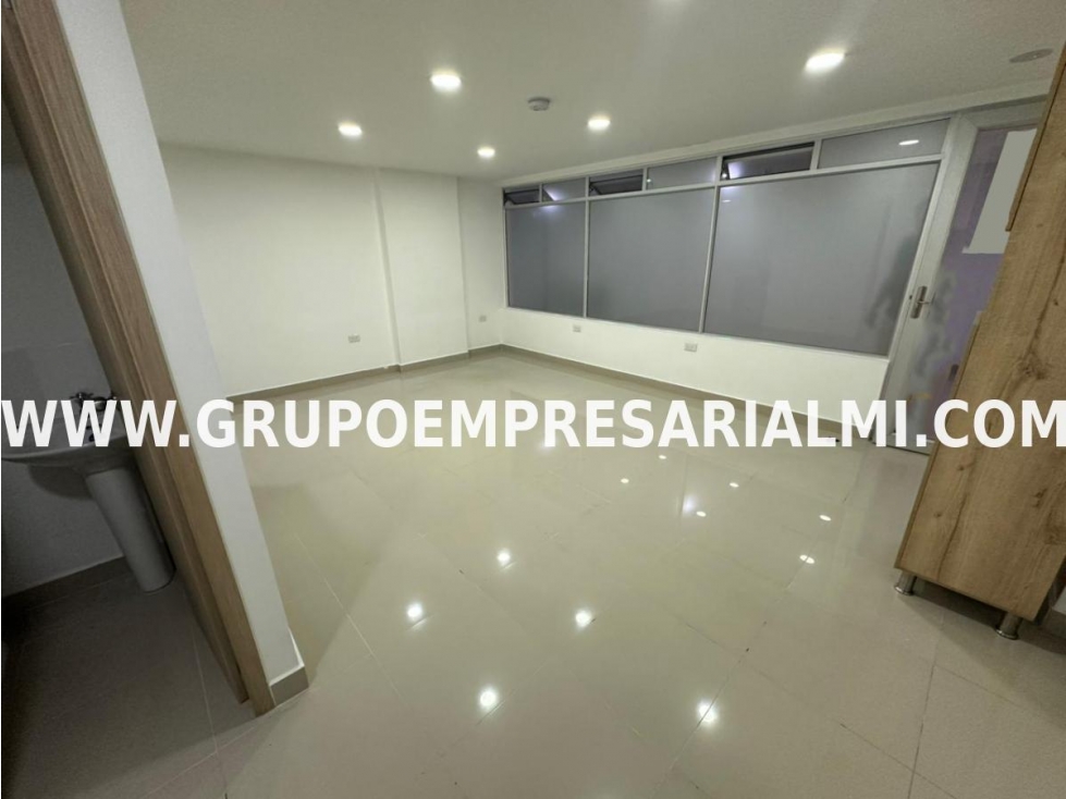 ACOGEDORA OFICINA EN ARRIENDO - SECTOR DE SANTA ANA COD: 33261 - 5