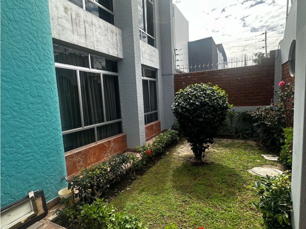 ADEPA CASA DE 5 DORMITORIOS JARDINES 2 COCHERAS — foto 2