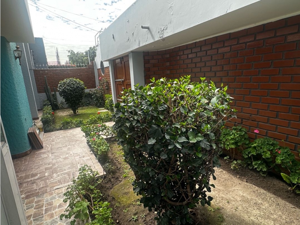 ADEPA CASA DE 5 DORMITORIOS JARDINES 2 COCHERAS — foto 3
