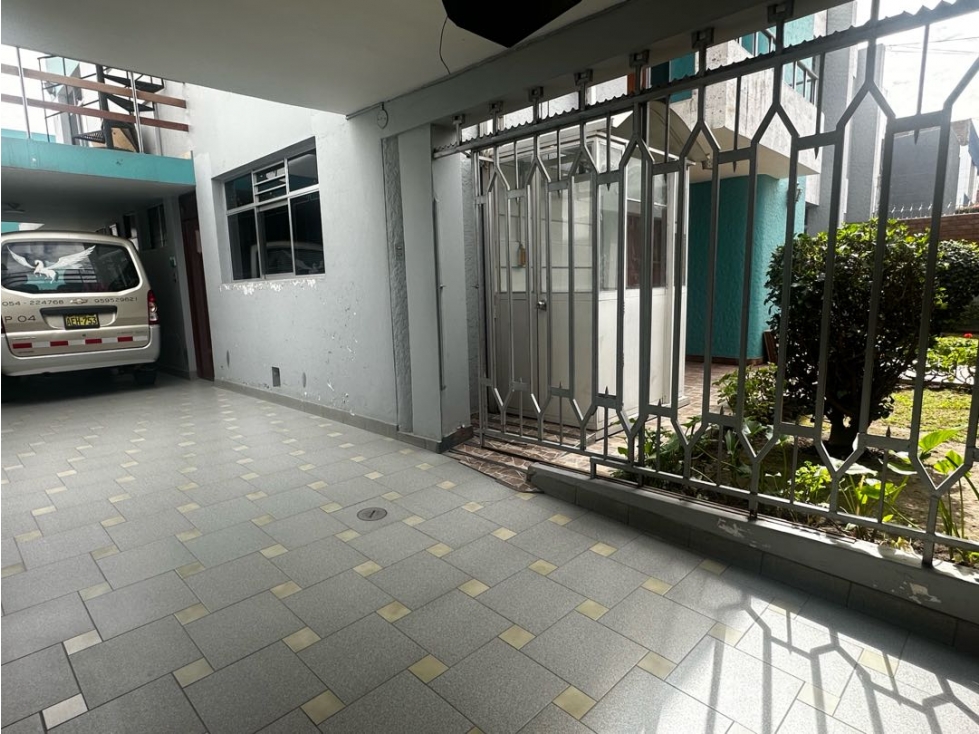 ADEPA CASA DE 5 DORMITORIOS JARDINES 2 COCHERAS — foto 4