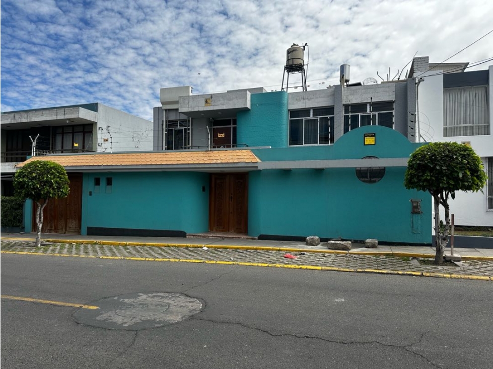 ADEPA CASA DE 5 DORMITORIOS JARDINES 2 COCHERAS — foto 1