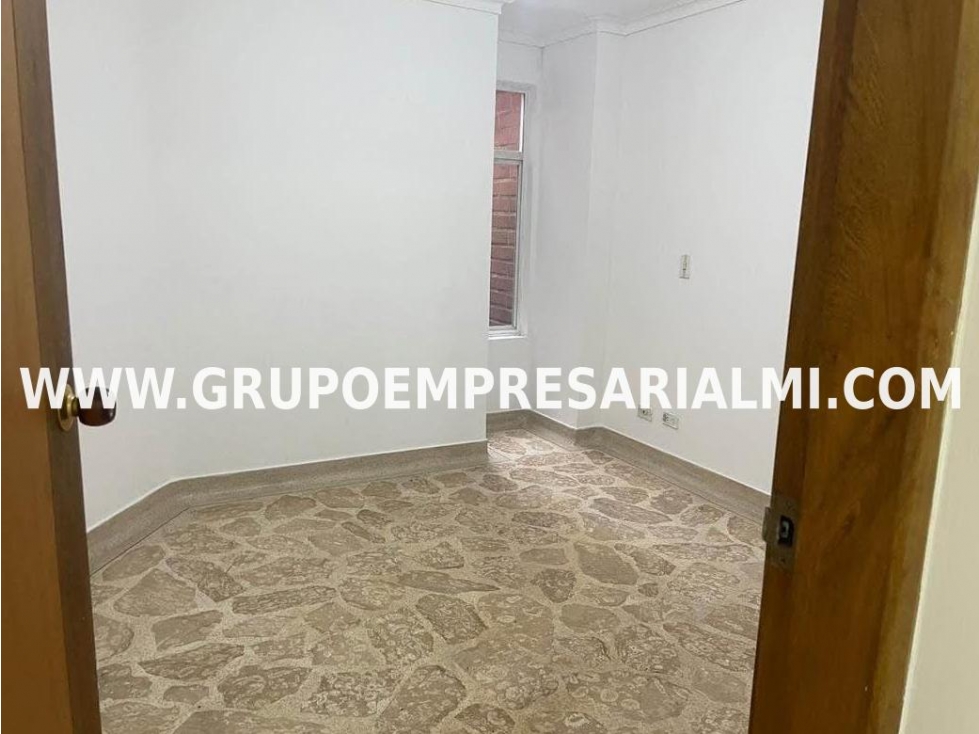 AGRADABLE APARTAMENTO EN VENTA - SECTOR LAURELES COD: 33617