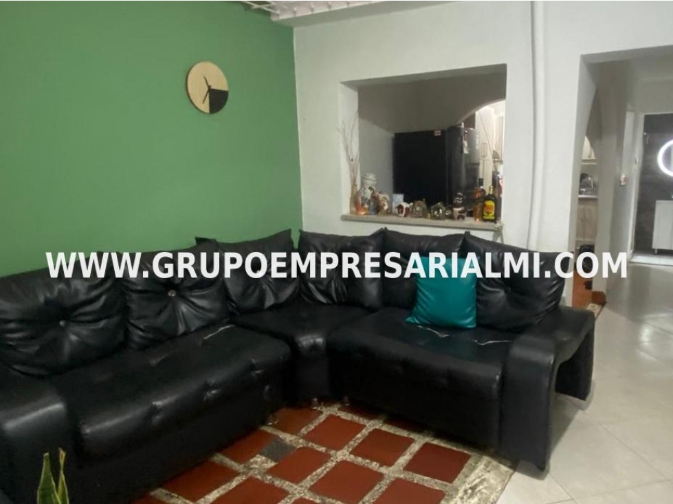 AGRADABLE CASA BIFAMILIAR EN VENTA - SECTOR CASTILLA COD: 33680
