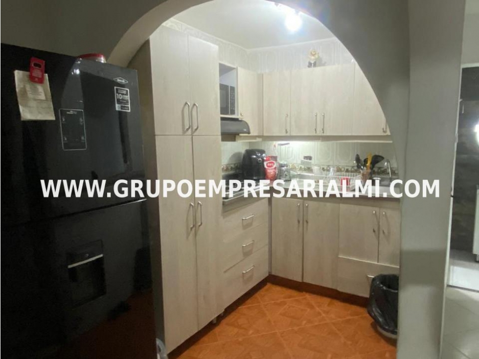 AGRADABLE CASA BIFAMILIAR EN VENTA - SECTOR CASTILLA COD: 33680 — foto 3