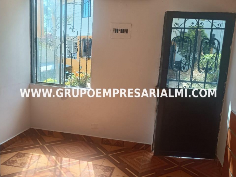 AGRADABLE CASA UNIFAMILIAR EN VENTA - SECTOR LA POLA COD: 31783