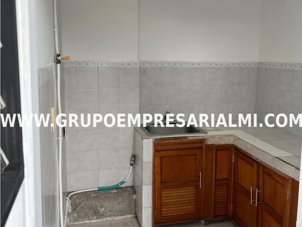 AGRADABLE EDIFICIO EN VENTA - SECTOR POBLADO DEL SUR COD: 33208 - 3