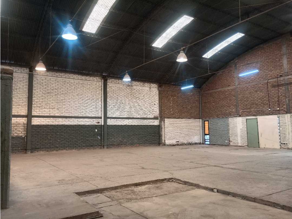 Alquilamos galpon con gran potencial en Godoy Cruz - 3