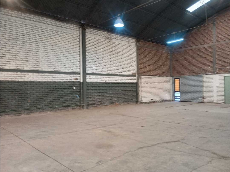 Alquilamos galpon con gran potencial en Godoy Cruz - 4