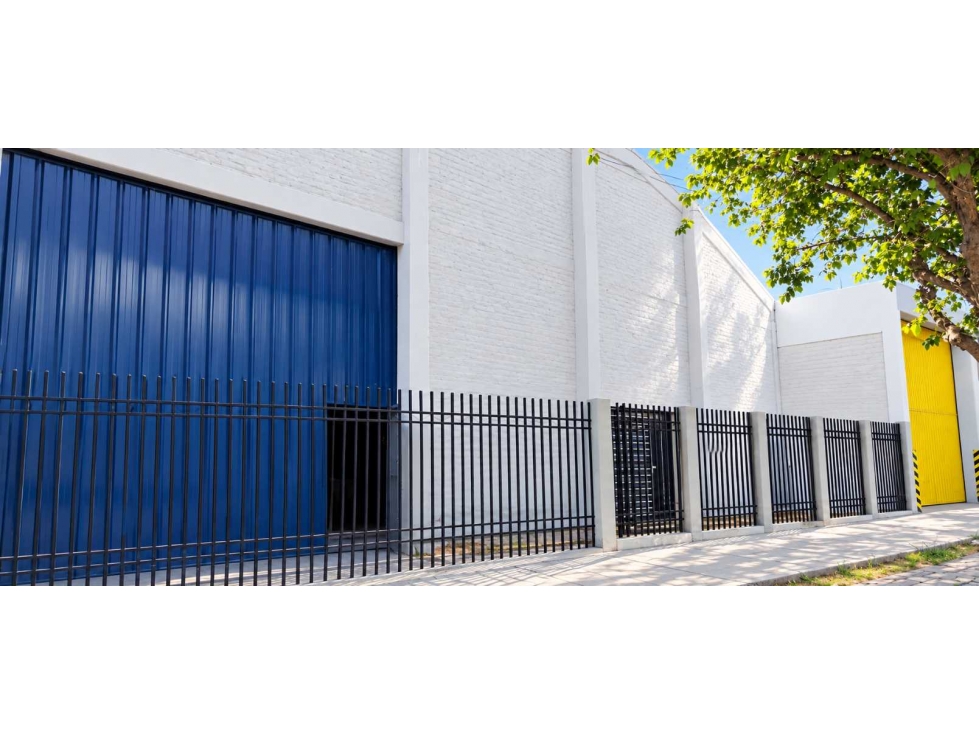 Galpon en Alquiler de 347 m2 con gran potencial en Godoy Cruz - 1