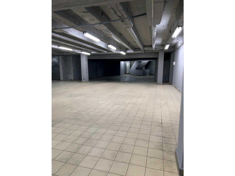 ALQUILER BODEGA COMERCIAL CALIDONIA PLANTA BAJA 322M2 - 1