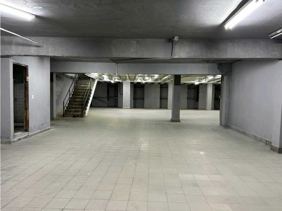 ALQUILER BODEGA COMERCIAL CALIDONIA PLANTA BAJA 322M2 - 2