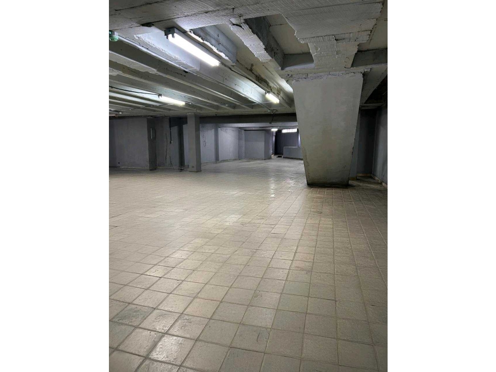 ALQUILER BODEGA COMERCIAL CALIDONIA PLANTA BAJA 322M2 - 3