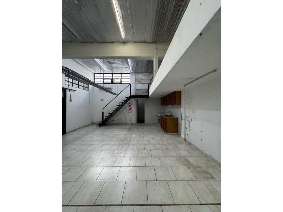 ALQUILER COMERCIAL DE 2 GALPONES + DEPOSITO. ENTRADA DE CAMIONES. - 2