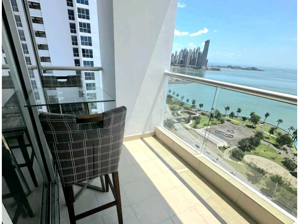VENTA DE APARTAMENTO AMOBLADO EN AVENIDA BALBOA VISTA AL MA