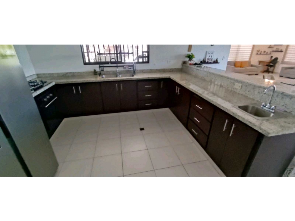 ALQUILER DE CASA EN ALGARROBOS AMOBLADA CON GARITA DE SEGURIDAD — foto 3