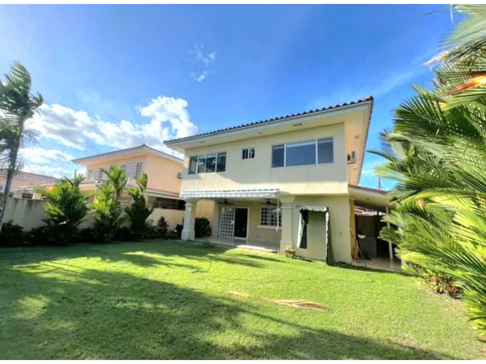 ALQUILER DE CASA EN BRISAS DEL GOLF | 438 M² DE TERRENO | 3 RECÁMARAS