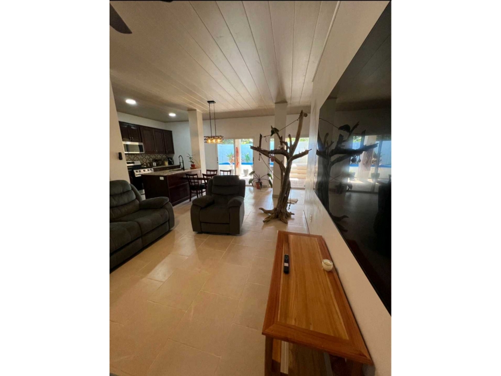 VENTA DE CASA EN PUERTO ARMUELLES DE PLAYA CON PISCINA