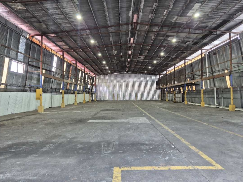 Alquiler de Galera de 1,306 mts en área industrial de los Angeles