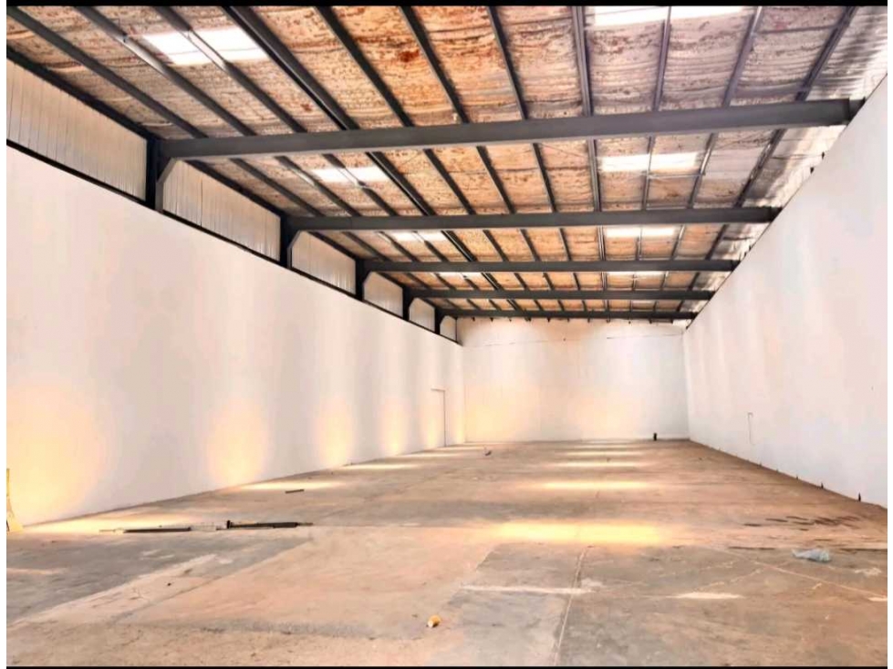 ALQUILER DE GALERA DE 630M2 CON 3 MUELLES DE CARGA