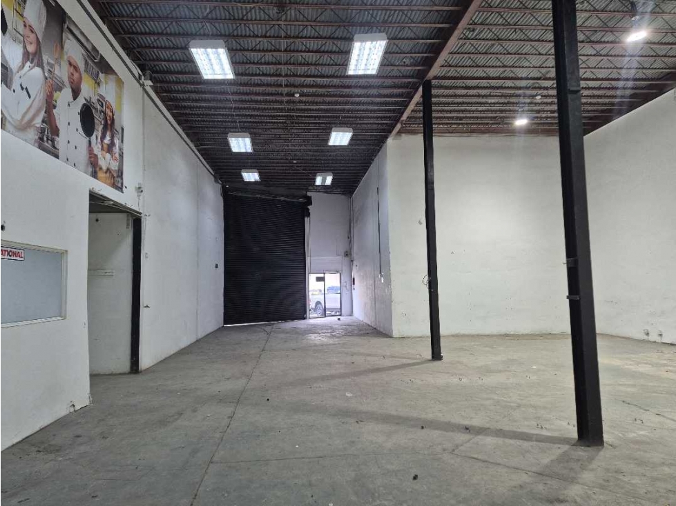 Alquiler de galera de 853 mts en Parque Industrial de Costa Del Este — foto 4