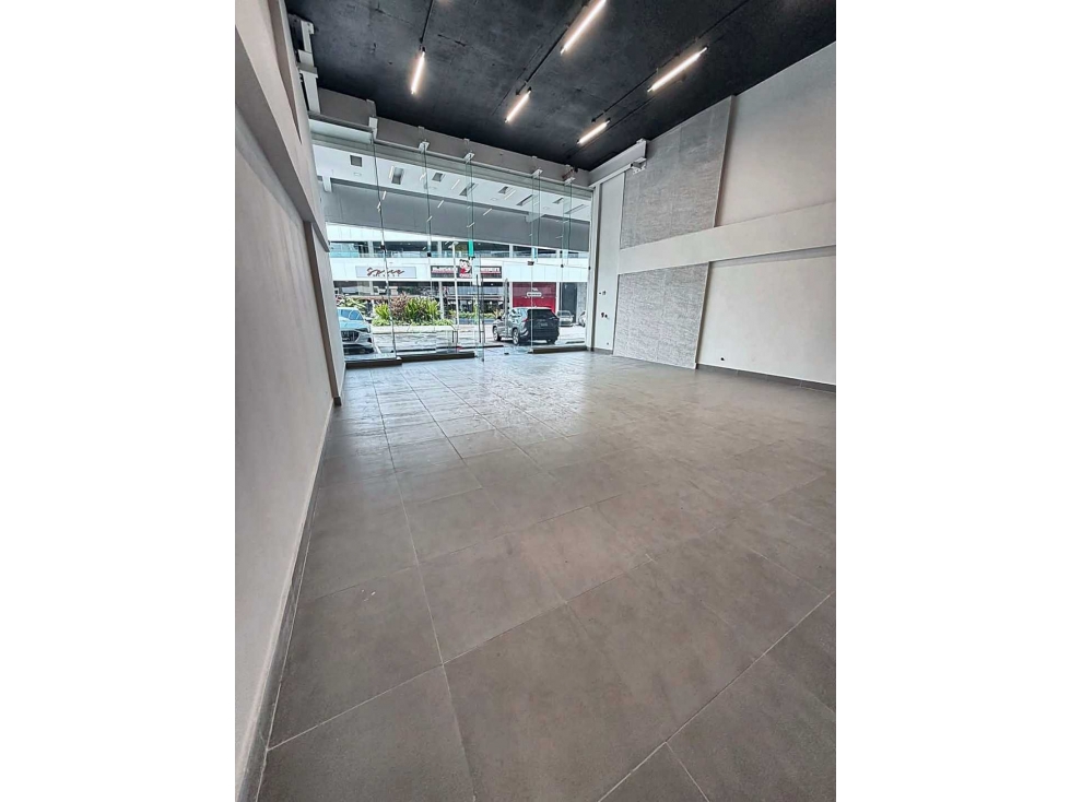 Alquiler de local a estrenar de 217 mts en Via Brasil/ City Plaza