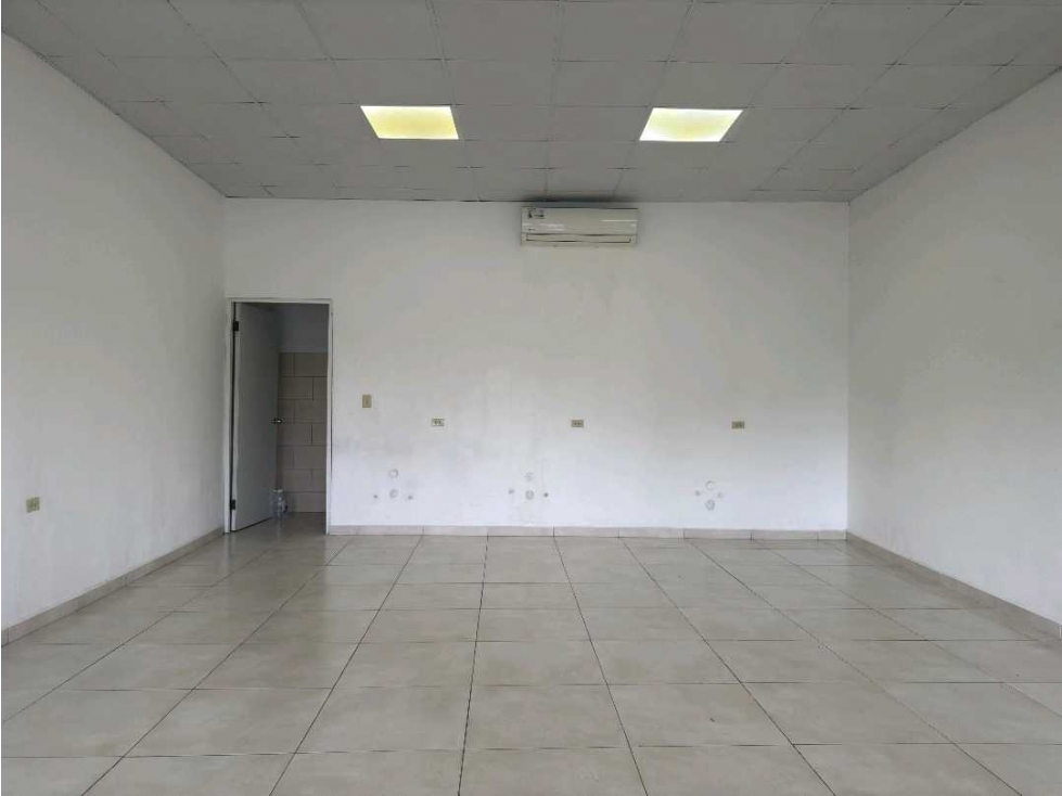 ALQUILER DE LOCAL COMERCIAL EN DAVID CON ESTACIONAMIENTOS