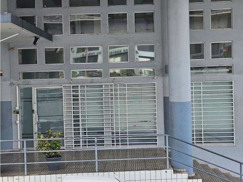 Alquiler de local de 270 mts en avenida Tumba Muerto - 1