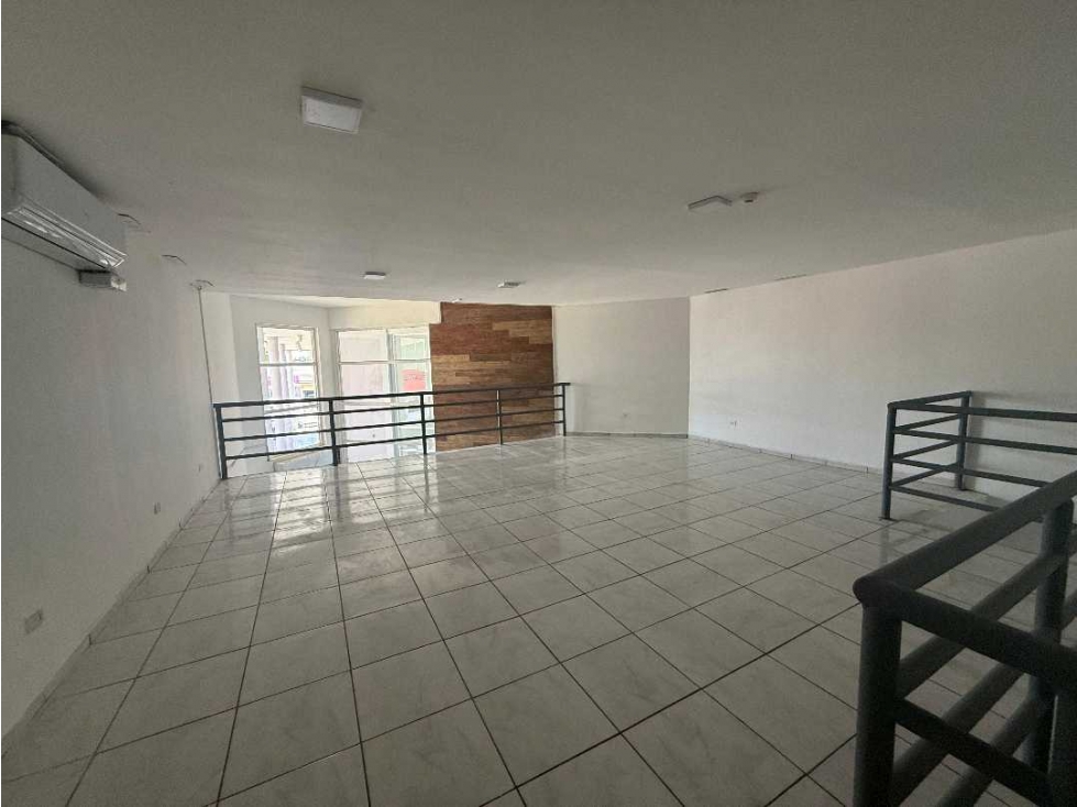 ALQUILER DE LOCAL EN DAVID CON MEZANINE 122 METROS