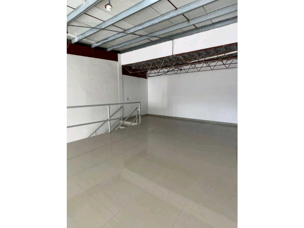 ALQUILER DE LOCAL + MEZZANINE EN MILLA 8 DE 141MTS2 — foto 3