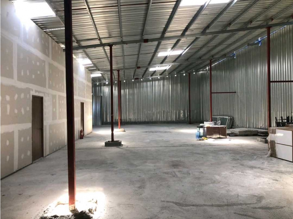 ALQUILER GALERA MAÑANITAS 24 DE DICIEMBRE 400 m2 - 4