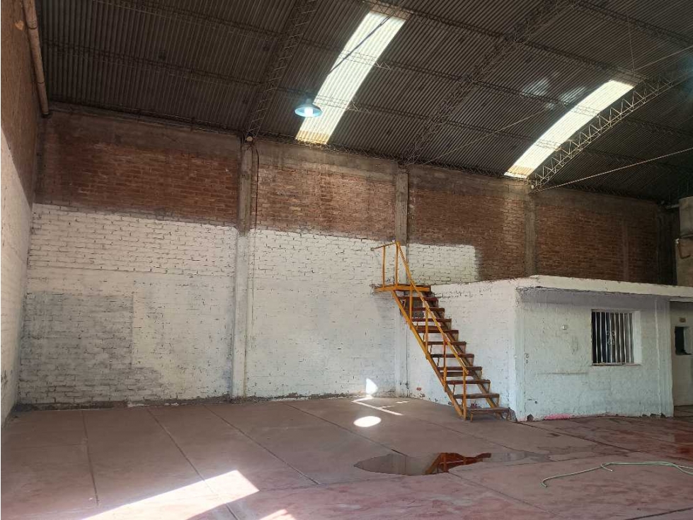 Galpón Comercial en Alquiler 200 m2 zona privilegiada de G.Cruz. - 4