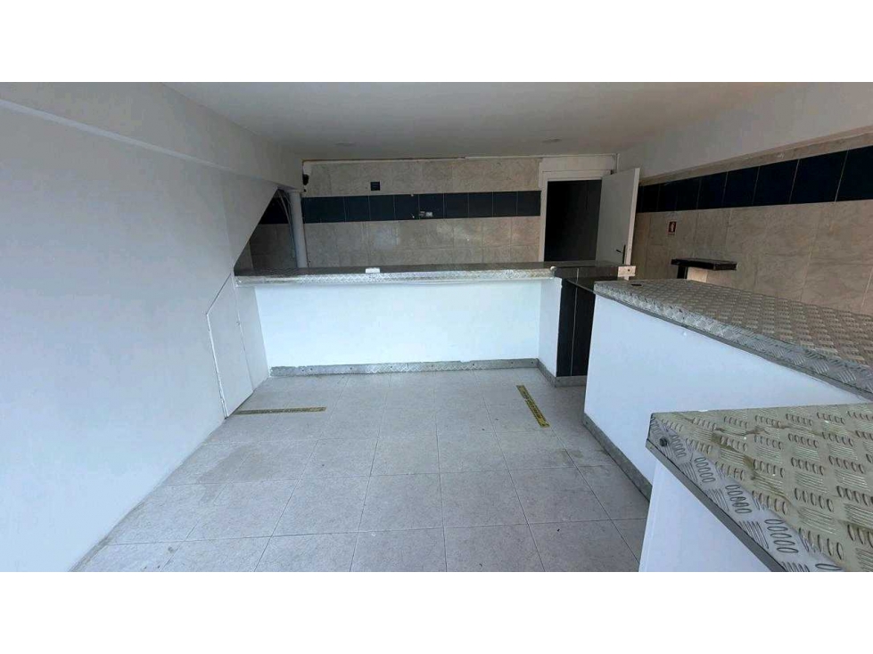 ALQUILER LOCAL COMERCIAL CERCA A LA ESTACIÓN FERNANDEZ DE CORDOBA