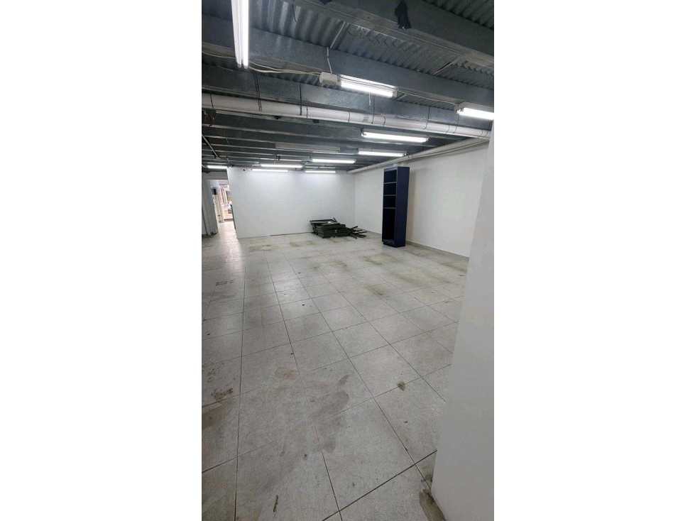 ALQUILER LOCAL COMERCIAL CERCA A LA ESTACIÓN FERNANDEZ DE CORDOBA — foto 2