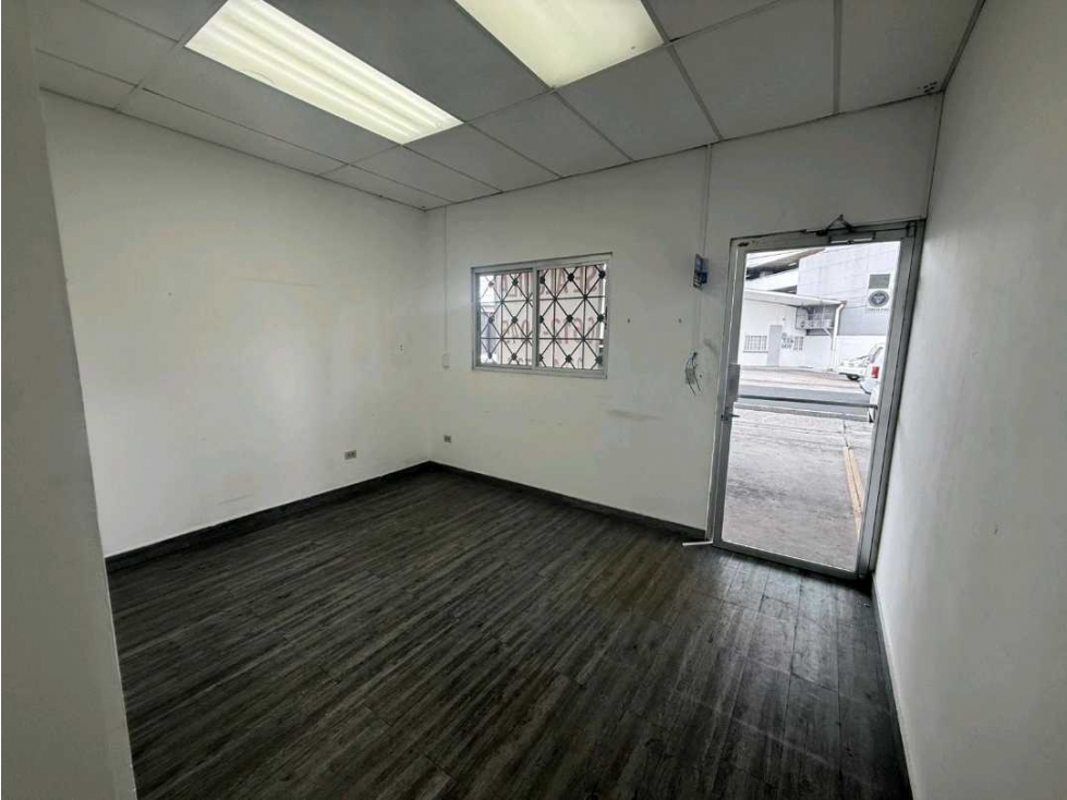 ALQUILER LOCAL COMERCIAL CON BODEGA Y MEZZANINE PARQUE LEFEVRE NRR - 3