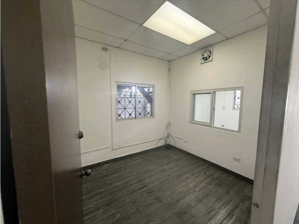 ALQUILER LOCAL COMERCIAL CON BODEGA Y MEZZANINE PARQUE LEFEVRE NRR - 5