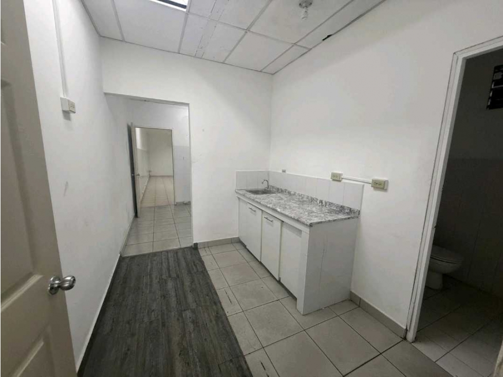 ALQUILER LOCAL COMERCIAL CON BODEGA Y MEZZANINE PARQUE LEFEVRE NRR - 6