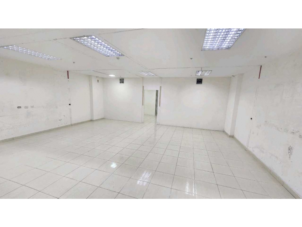 VENTA LOCAL COMERCIAL CON MEZZANINE CRYSTAL PLAZA - 4