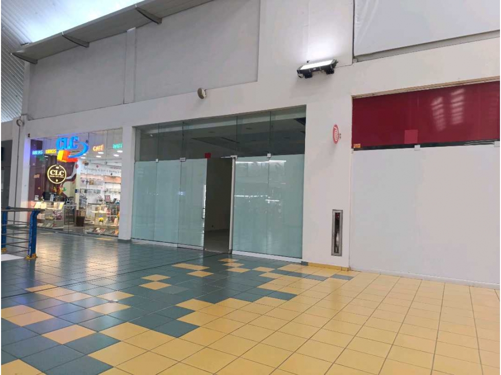 VENTA DE LOCAL EN ALBROOK MALL PASILLO PRINCIPAL 168MT2 LT. - 3