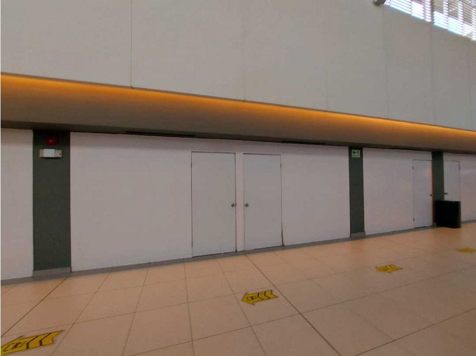ALQUILER LOCAL EN PLAZA, CONEXION AL METRO, BUSES Y TAXIS — foto 3