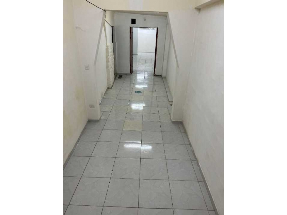 ALQUILER LOCAL EN VIA PORRAS 100 M2