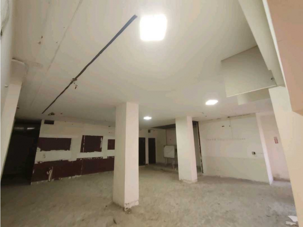 ALQUILER LOCAL PLANTA BAJA 110 m2 EN CALLE 50 — foto 2