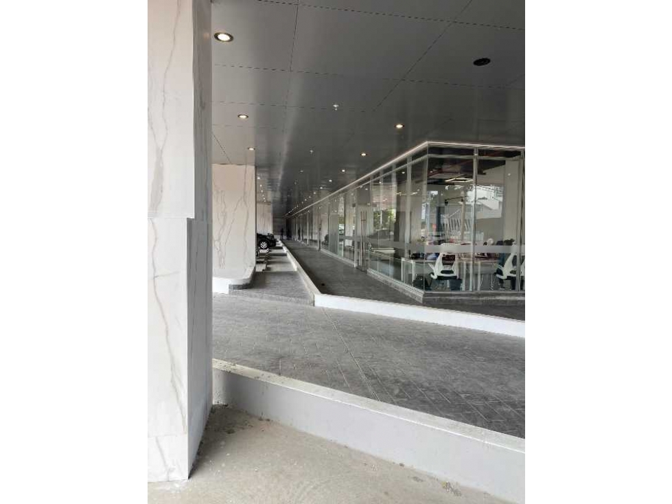 ALQUILER LOCALES AV. BALBOA PH YACHT - 2