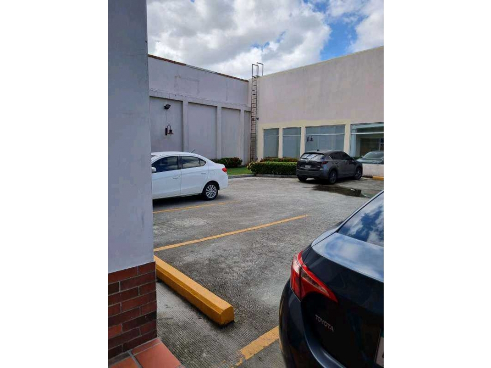 ALQUILER LOCALES EN BRISAS DEL GOLF 129m2 2.300 INCLUYE MANTENIMIENTO — foto 2