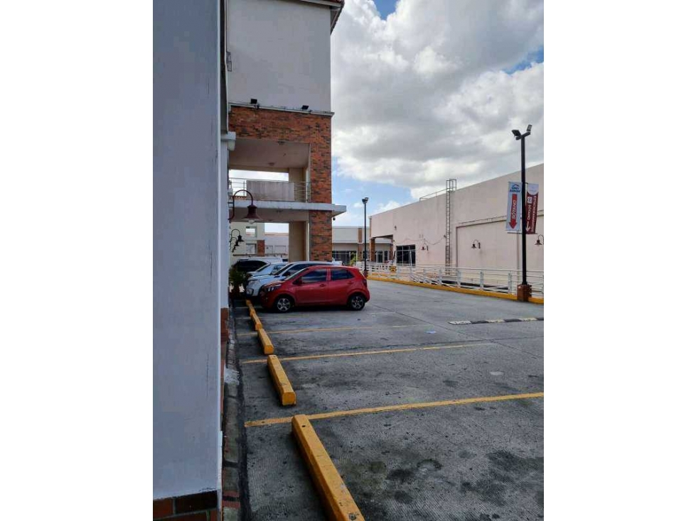 ALQUILER LOCALES EN BRISAS DEL GOLF 129m2 2.300 INCLUYE MANTENIMIENTO — foto 4