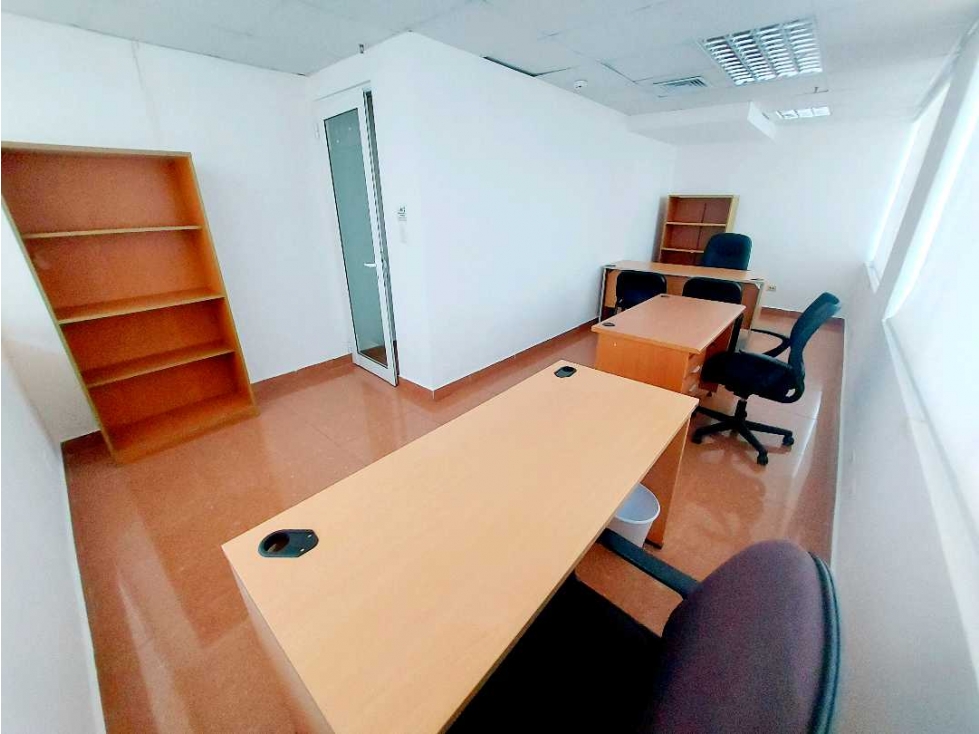 ALQUILER OFICINA AMOBLADA CON DIVISIONES Y BAÑO A PASOS DE VÍA ESPAÑA - 4