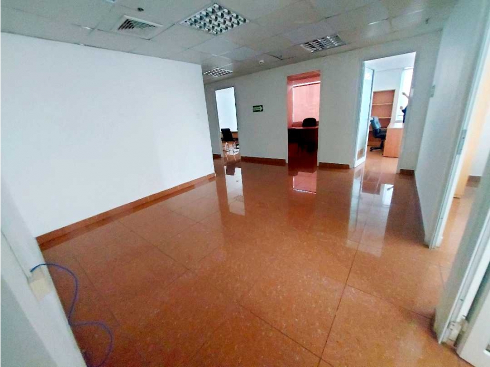 ALQUILER OFICINA AMOBLADA CON DIVISIONES Y BAÑO A PASOS DE VÍA ESPAÑA - 5