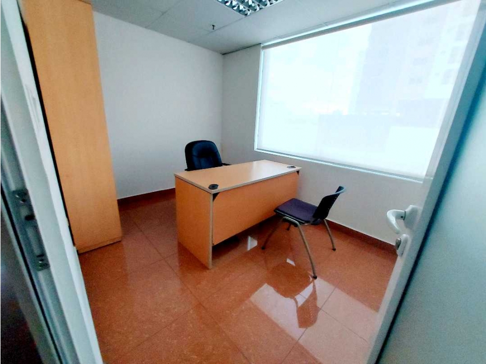 ALQUILER OFICINA AMOBLADA CON DIVISIONES Y BAÑO A PASOS DE VÍA ESPAÑA - 6